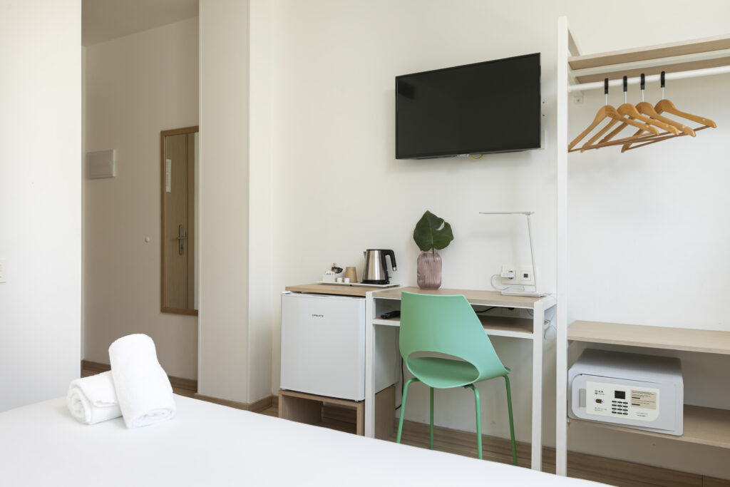 Double exterior room​ DESK