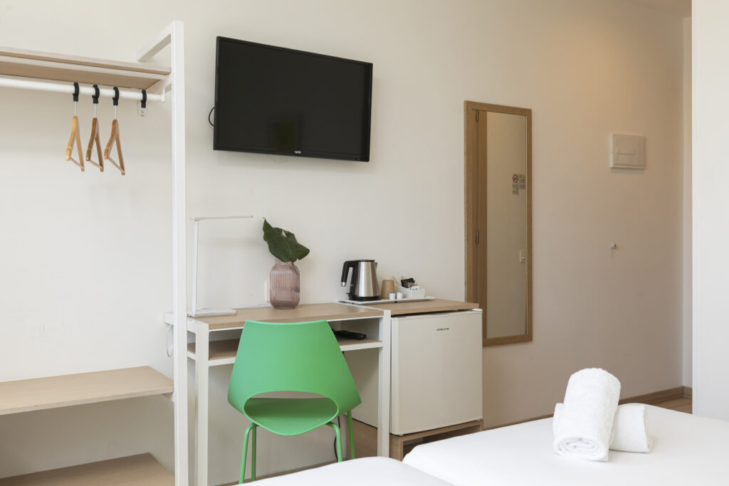 Double exterior twin room​ DESK
