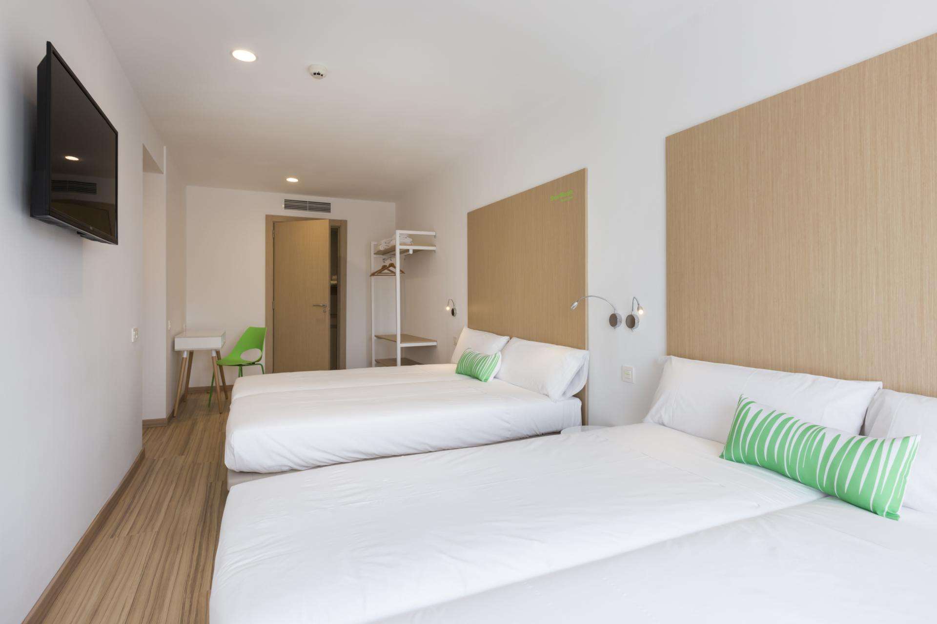 SmartRoom Barcelona DELUXE QUADRUPLE ROOM
